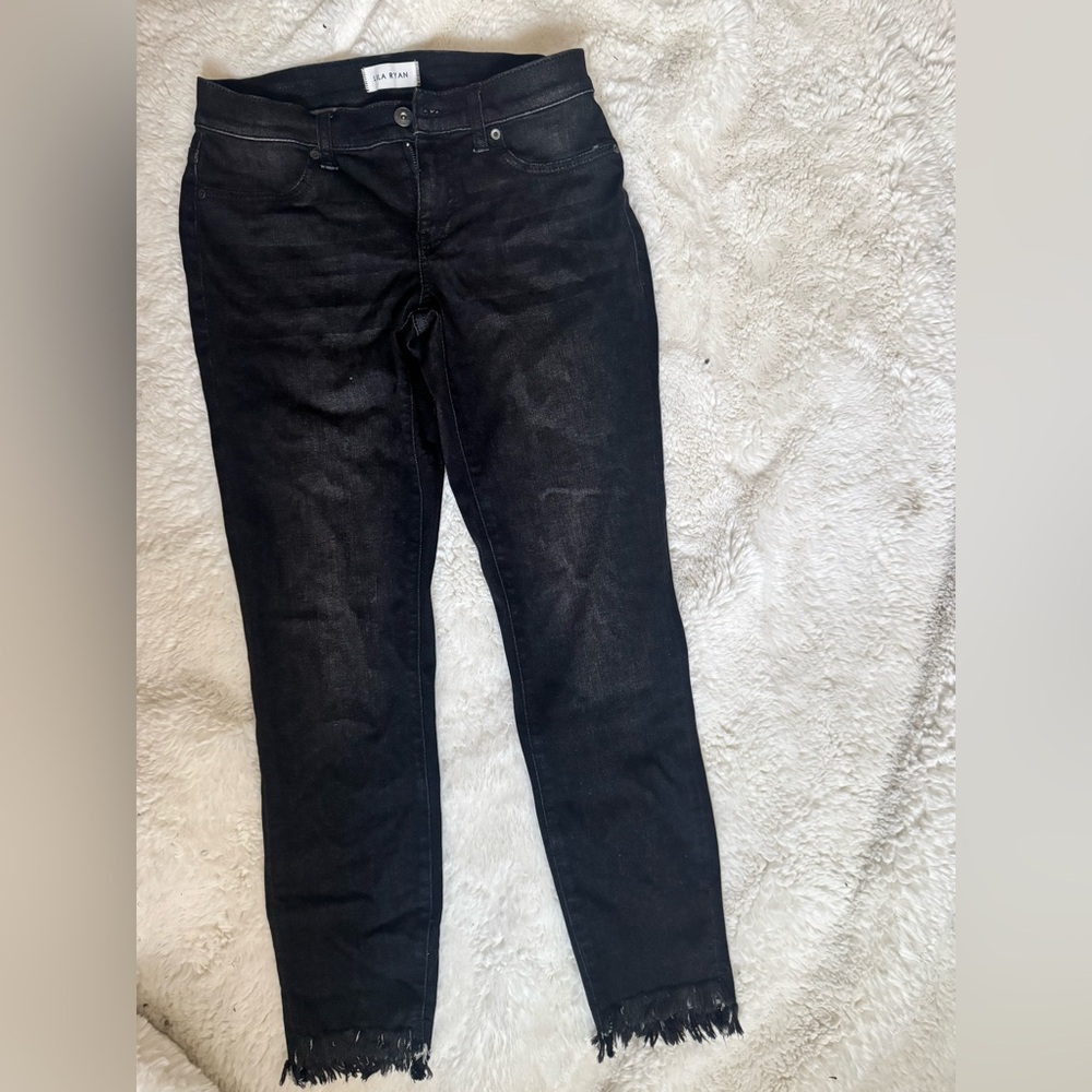 LILA RYAN Black Ankle Jeans with Frayed Hem